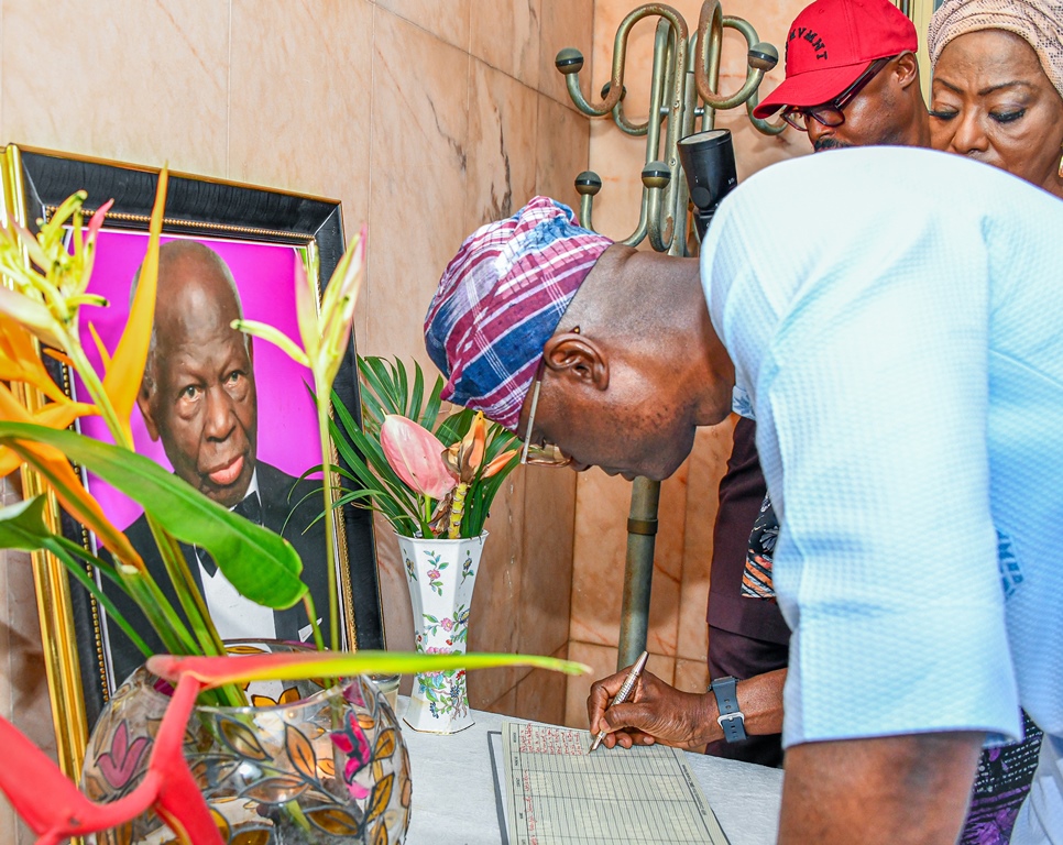 GOV. SANWO-OLU PAYS CONDOLENCE VISIT TO THE FAMILY OF LATE PA AKINTOLA WILLIAMS
